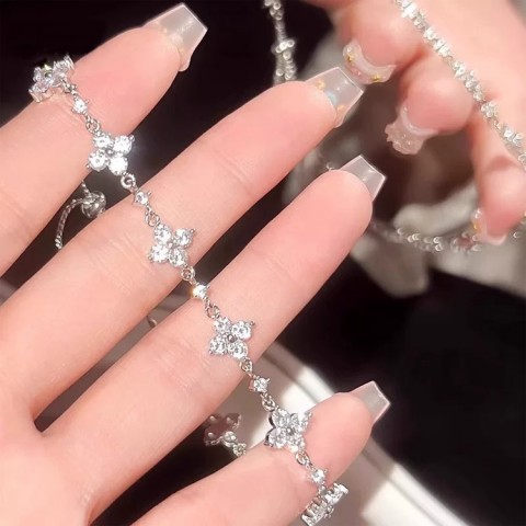 Delilah Full Circle Clover Moissanite Bracelet