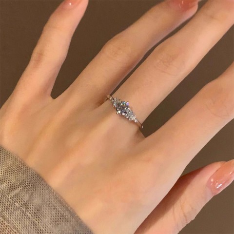 Zircon snowflake ring