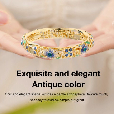 Hollow four-leaf clover bracelet