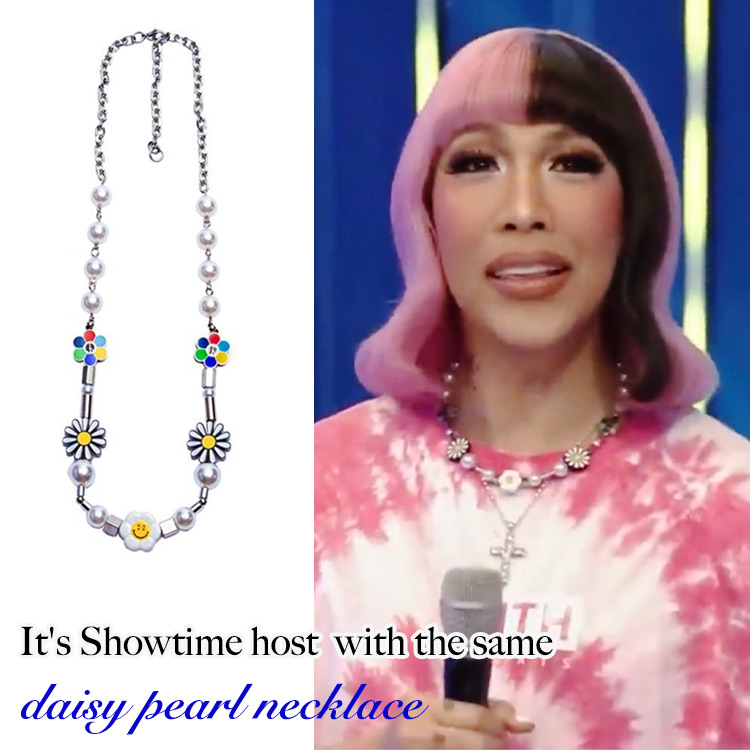 It show time host with the same daisy pearl necklace